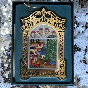 Vi tags lenox 1997 Caroling ornament. Perfect condition